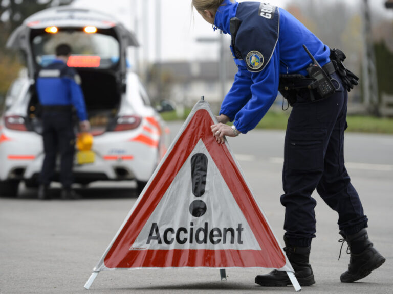 Intervention des secours après un accident de la route à Château-d’Œx