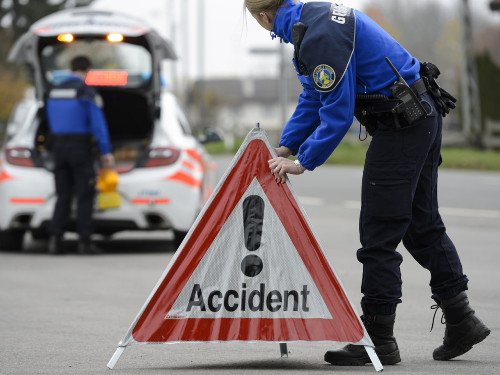 Intervention des secours après un accident de la route à Château-d’Œx
