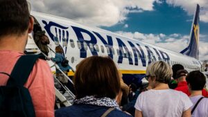 Ryanair ferme sa base de Berlin et réduit ses vols de moitié : la fiscalité aérienne allemande en cause