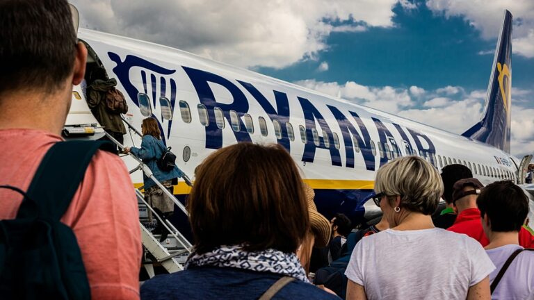 Ryanair ferme sa base de Berlin et réduit ses vols de moitié : la fiscalité aérienne allemande en cause