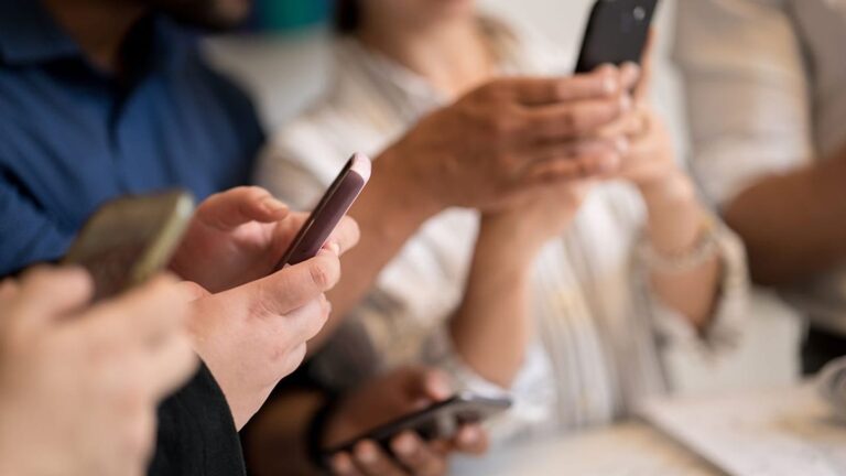 Restrictions sur les réseaux sociaux : les jeunes Européens réclament leur place dans le débat