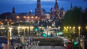 Trêve du 8-9 mai en Ukraine : Moscou menace Kyiv de frappes massives, Zelensky propose un cessez-le-feu dès le 6 mai