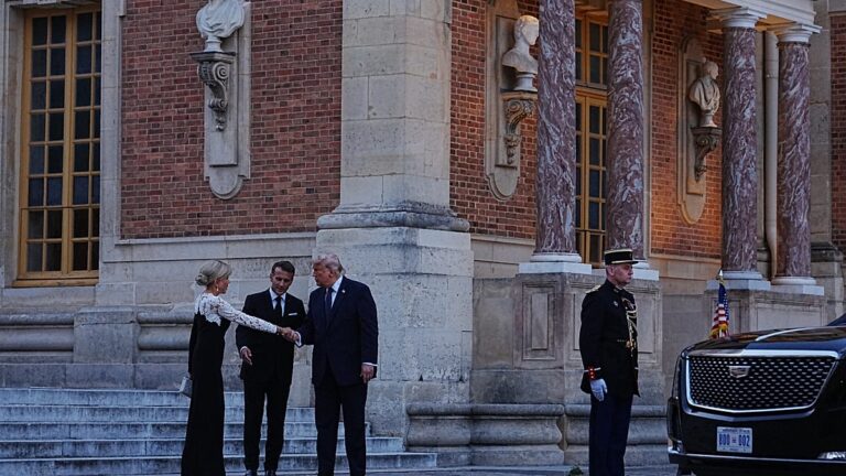 Trump reçu à Versailles : Macron mise sur la diplomatie du prestige