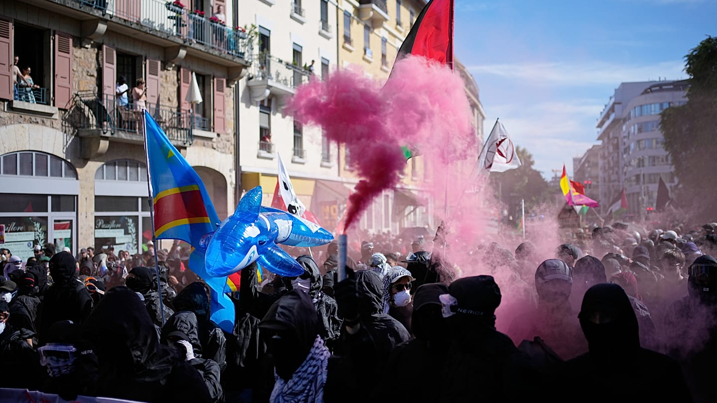 Genève : 20 000 manifestants anti-G7 défilent à la veille du sommet d'Évian