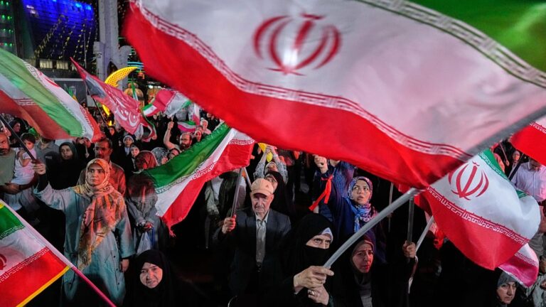 Trump menace de frapper l'Iran « très durement » alors que le cessez-le-feu s'effondre