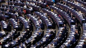 L'AI Act européen s'impose comme référence mondiale : près de la moitié des entreprises qui s'y conforment ne sont pas établies dans l'UE