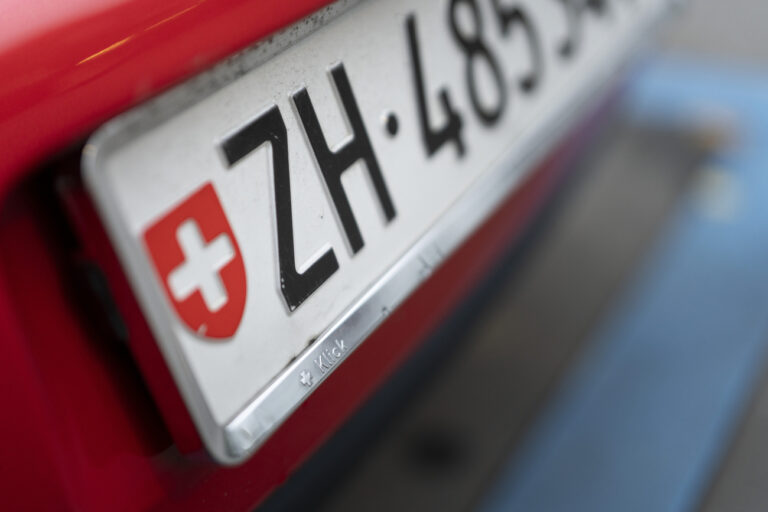 Plaques d'immatriculation et harcèlement : une faille législative suisse sous pression