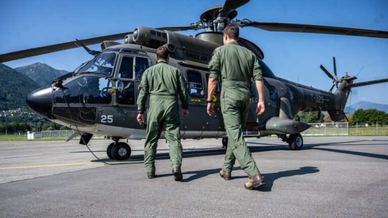 Incendies en France : la Suisse déploie trois hélicoptères Super Puma et 22 spécialistes en Corse
