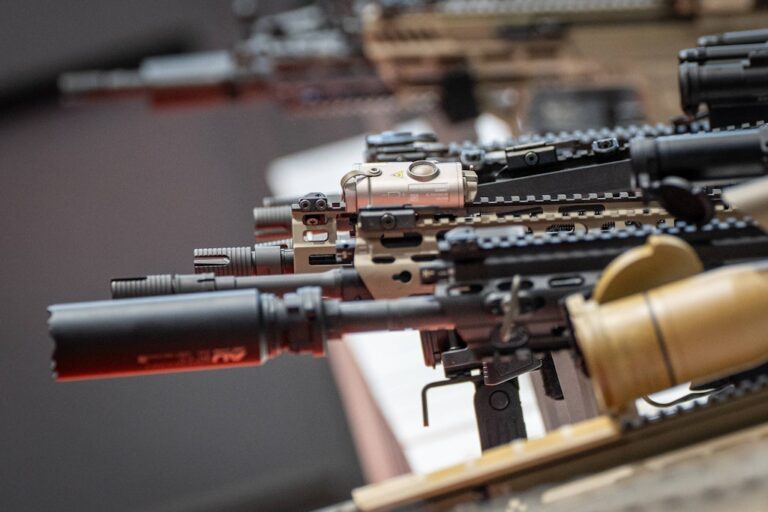 Démantèlement d'un réseau franco-suisse de trafic d'armes : neuf inculpés, dont un policier corrompu