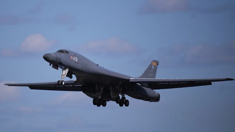Retrait des bombardiers B-1 américains de la base britannique de Fairford : sécurité opérationnelle et enquête antiterroriste