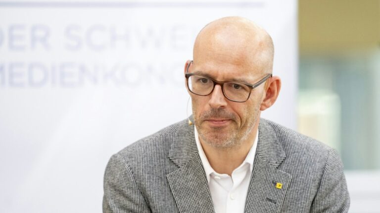 La Poste Suisse face aux nouvelles taxes douanières de l'UE sur les petits colis : analyse d'un impact structurel