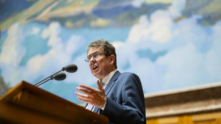 Canicule 2026 : Albert Rösti face aux interpellations du Parlement, entre défense du bilan et promesses d'action